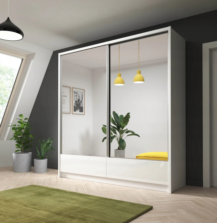 Weißer Schiebetürenschrank mit Spiegel in hellem Zimmer mit grünem Teppich und Pflanzen.