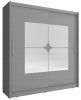 Grauer Schwebetürenschrank mit zentralem, quadratischem Spiegelelement.