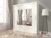 Weißer Kleiderschrank mit Spiegelfront in modernem Schlafzimmerambiente.