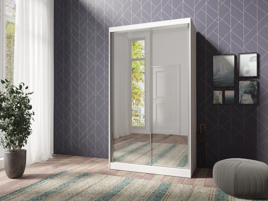 Moderner Schwebetürenschrank in Weiß mit vollflächigen Spiegelfronten im Schlafzimmer.
