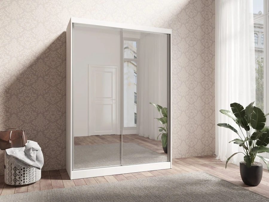 Großer weißer Spiegelschrank mit Schiebetüren für ein helles, modernes Raumambiente.