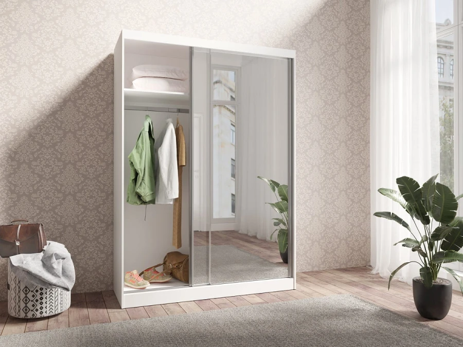 Offener weißer Schwebetürenschrank zeigt Inneneinteilung mit viel Platz für Kleidung.