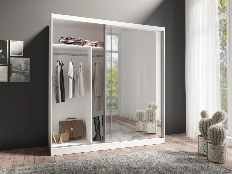Offener weißer Schrank mit Spiegeltüren zeigt das praktische Innenleben mit Kleidung und Taschen.