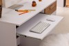 Funktionaler weißer Schreibtisch mit ausziehbarer Tastaturablage und kabellosem Zubehör.