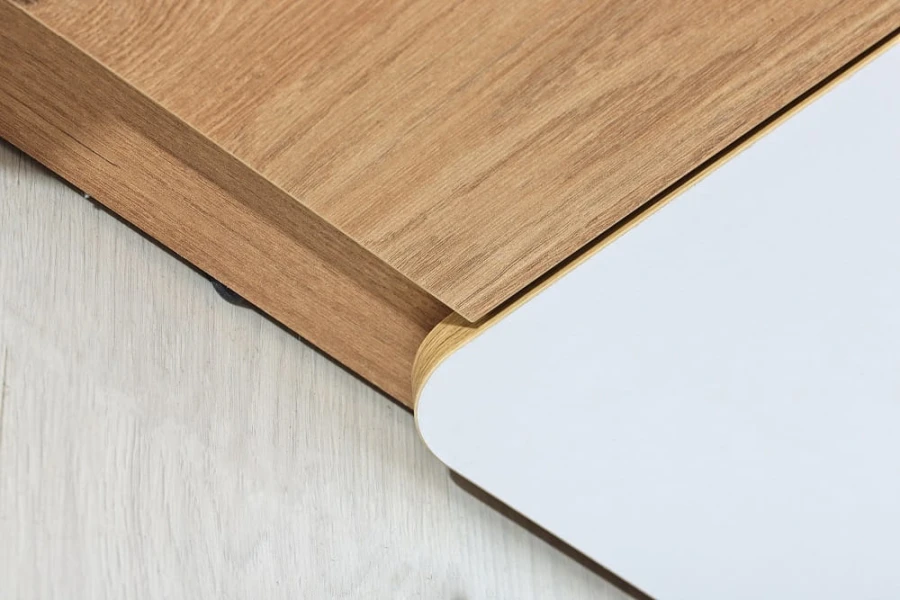 Hochwertige Möbelkanten in Holzdekor und Weiß für ein modernes Design.