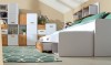 Komplettes Jugendzimmer-Set mit Bett, Schrank und Regalen in Weiß und Eiche-Optik.