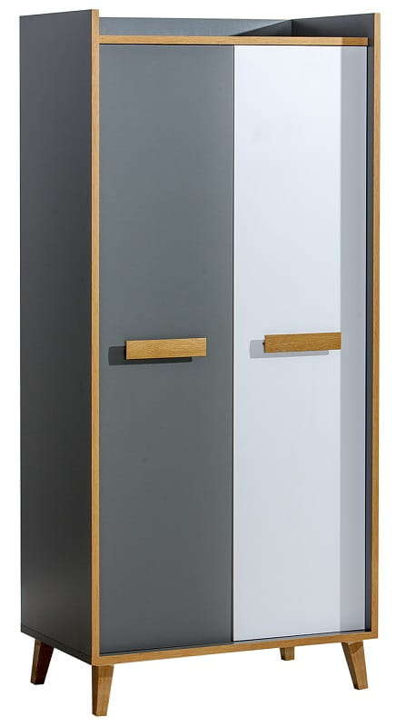 Zweitüriger Kleiderschrank in Grau und Weiß mit Holzgriffen im skandinavischen Design.