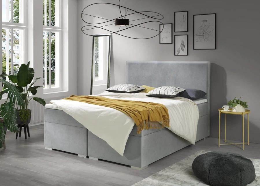 Hellgraues Boxspringbett aus Samt in modernem Design mit großer Fensterfront