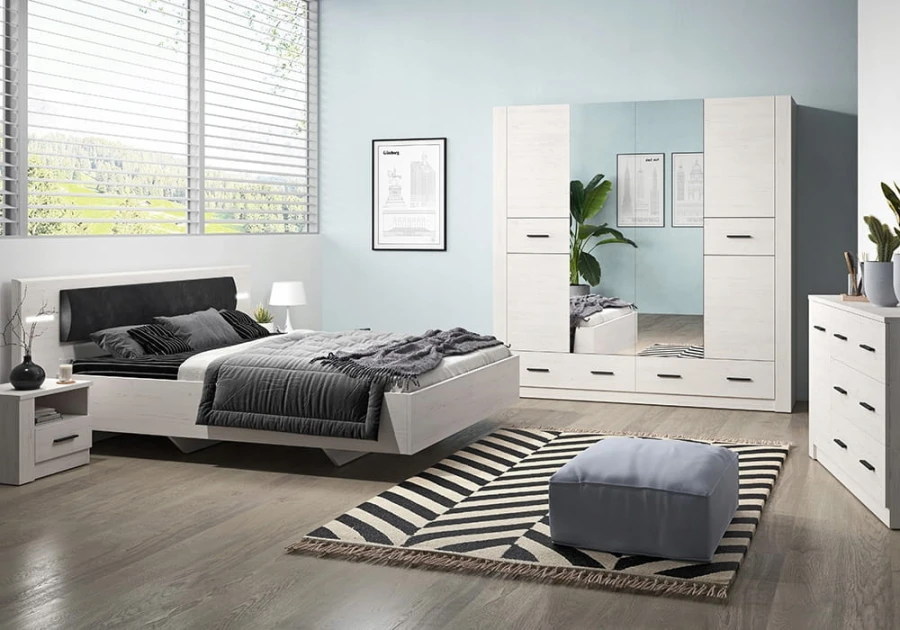 Modernes Schlafzimmer-Set in Weiß-Kiefer Optik mit Bett, großem Kleiderschrank und Kommode.