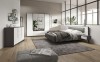 Modernes Schlafzimmer-Set inklusive Bett, großem Kleiderschrank und Kommode.