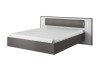 Doppelbett in Grau und Weiß mit gepolstertem Kopfteil und Beleuchtung.