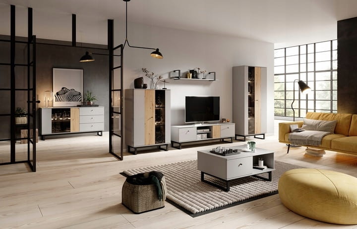 Einladendes Wohnzimmer mit Möbeln in Grau und Holzoptik, kombiniert mit einem gelben Sofa.