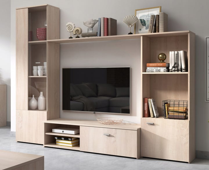 Moderne TV-Wohnwand in heller Holzoptik mit Vitrine, Lowboard und Regalelementen.