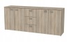 Sideboard in Eiche-Optik mit vier Türen und drei zentralen Schubladen.