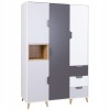 Großer Kleiderschrank in Weiß und Grau mit Holzelementen im skandinavischen Design.