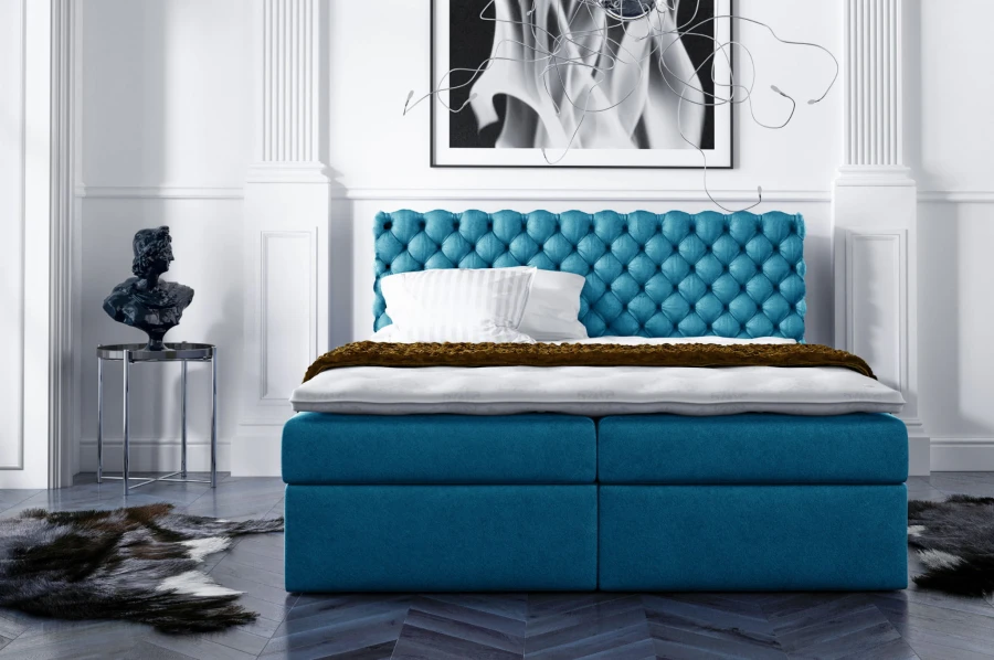 Elegantes blaues Boxspringbett mit gestepptem Kopfteil im modernen Schlafzimmer