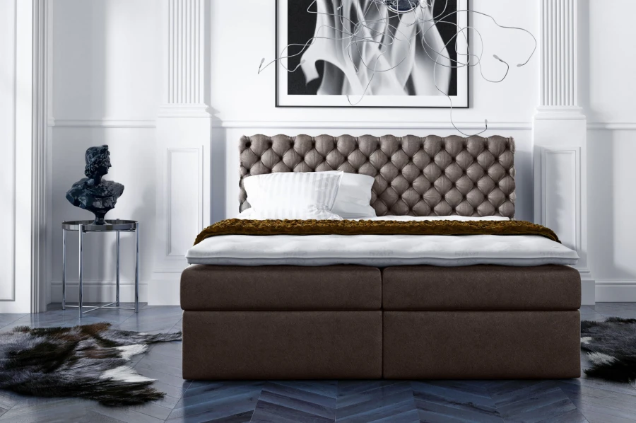 Braunes Boxspringbett mit gestepptem Kopfteil in modernem Schlafzimmer.