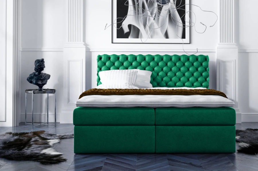 Smaragdgrünes Boxspringbett als Blickfang in hellem Schlafzimmer.