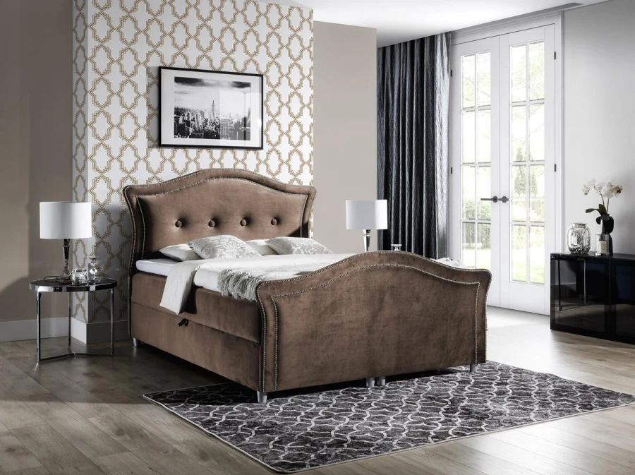 Braunes Polsterbett aus Samt mit Knopfheftung im modernen Schlafzimmer