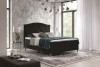 Elegantes schwarzes Boxspringbett mit hohem Kopfteil in hellem, modernem Schlafzimmer.