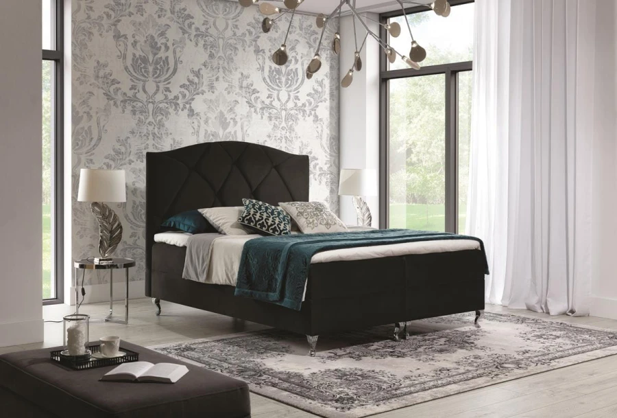 Elegantes schwarzes Boxspringbett mit hohem Kopfteil in hellem, modernem Schlafzimmer.