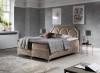 Elegantes Polsterbett in Taupe mit geschwungenem Kopfteil und Bettwäsche in Grau