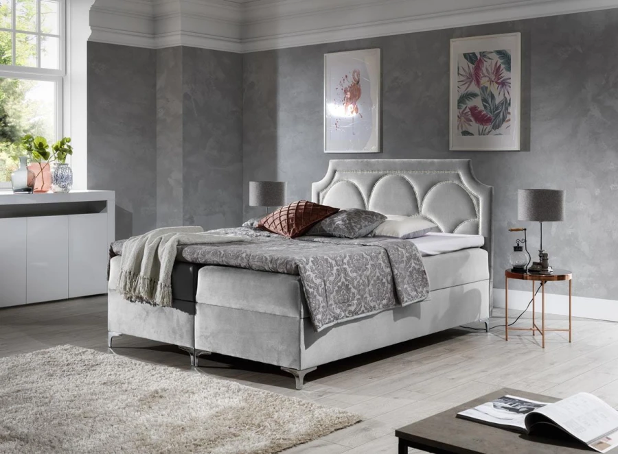 Hellgraues Polsterbett mit elegantem Kopfteil und modernem Design für das Schlafzimmer