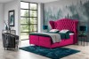 Luxuriöses Boxspringbett in Pink mit hohem Chesterfield-Kopfteil vor Wald-Tapete.