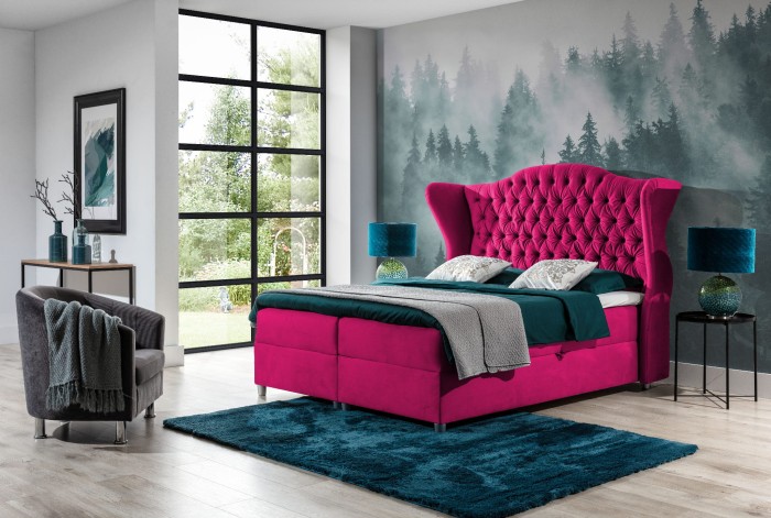 Modernes Polsterbett in Pink mit hohem, gestepptem Kopfteil.