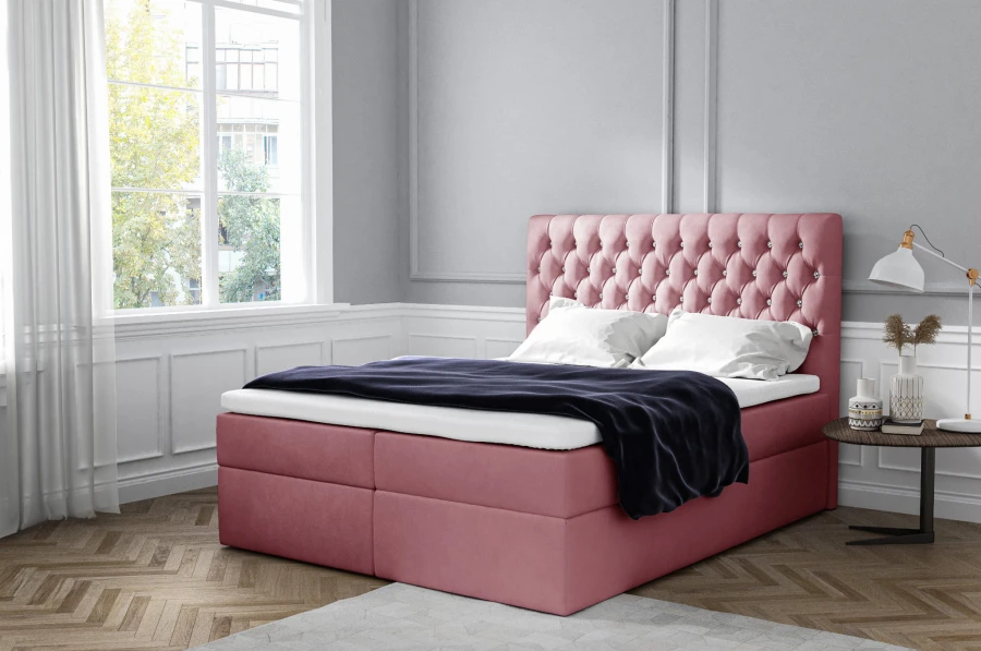 Rosa Boxspringbett mit gepolstertem Kopfteil und Kristallknöpfen im modernen Schlafzimmer