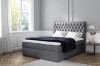 Graues Boxspringbett mit gestepptem Samt-Kopfteil und funkelnden Kristalldetails