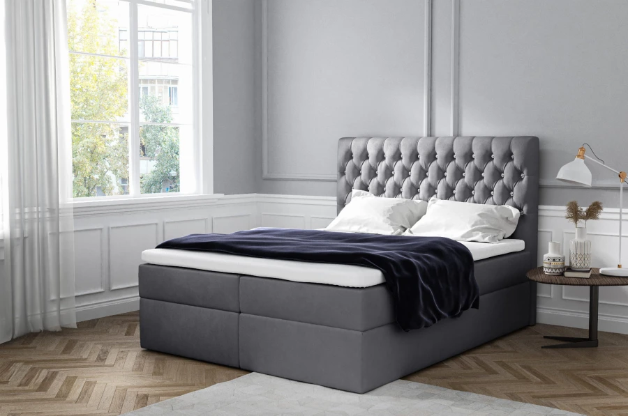 Graues Boxspringbett mit gestepptem Samt-Kopfteil und funkelnden Kristalldetails
