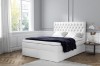 Weißes Boxspringbett mit luxuriöser Steppung für ein helles, stilvolles Schlafzimmer