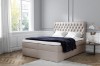 Beiges Boxspringbett mit dekorativem Kopfteil und hochwertigem Polsterbezug