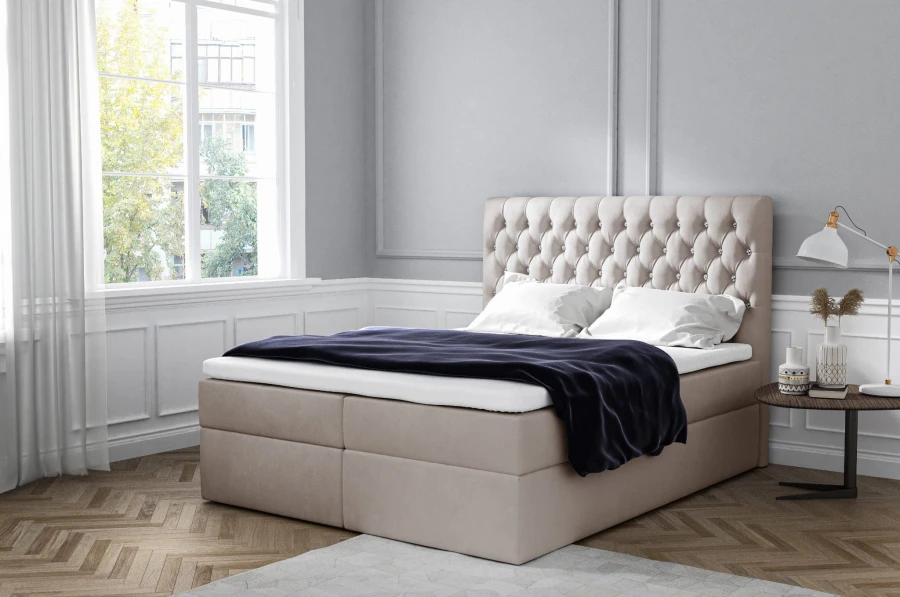 Beiges Boxspringbett mit dekorativem Kopfteil und hochwertigem Polsterbezug