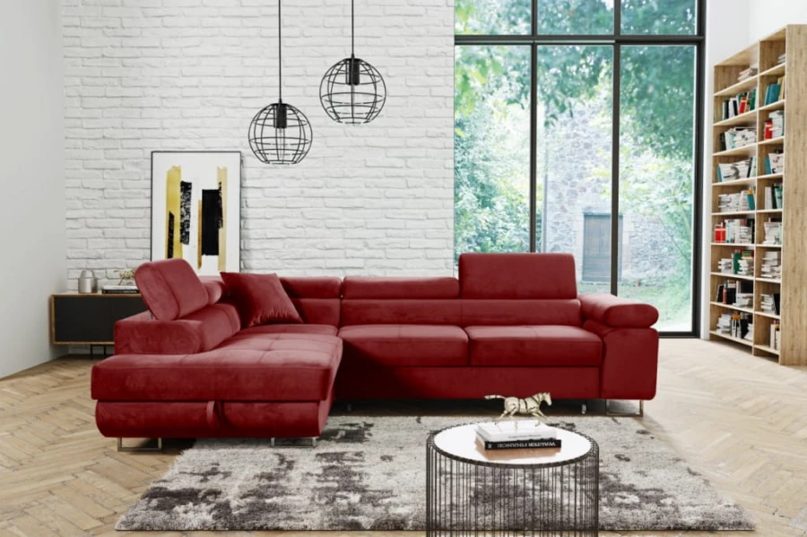 Modernes weinrotes Ecksofa aus Samt in einem hellen Wohnzimmer mit weißer Ziegelwand.
