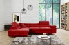 Vibrantes rotes Ecksofa mit verstellbaren Kopfstützen in modernem Wohnzimmer-Ambiente.