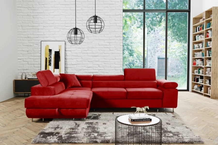 Vibrantes rotes Ecksofa mit verstellbaren Kopfstützen in modernem Wohnzimmer-Ambiente.