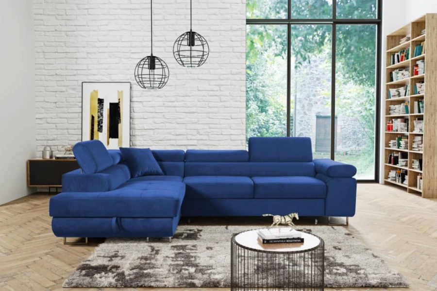 Elegantes blaues Samt-Ecksofa in einem stilvoll eingerichteten Wohnzimmer mit großen Fenstern.