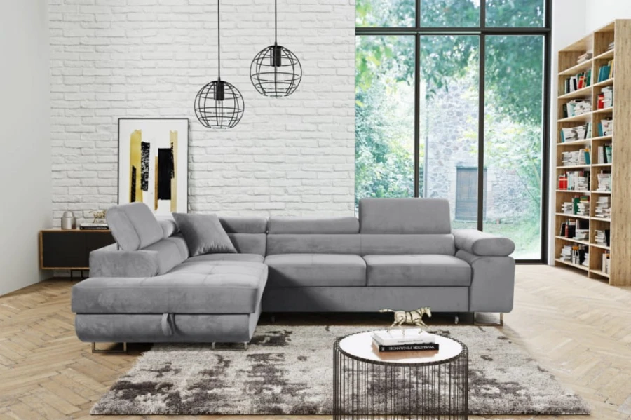 Hellgraues Ecksofa in modernem Wohnzimmer mit weißer Ziegelwand.