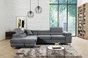 Moderne graue Eckcouch im industriellen Design mit Parkettboden.