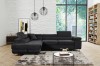Anthrazitfarbenes Ecksofa in stilvollem Wohnzimmer mit großen Fenstern.