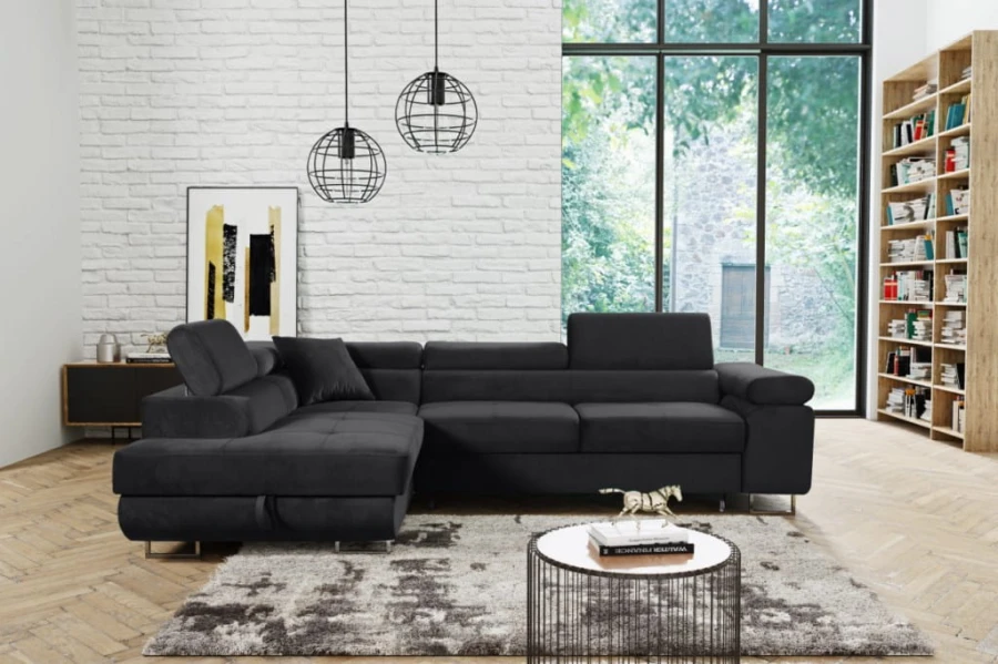 Anthrazitfarbenes Ecksofa in stilvollem Wohnzimmer mit großen Fenstern.
