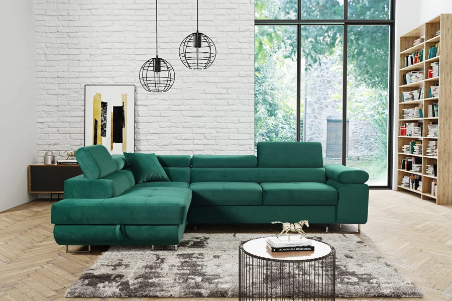 Smaragdgrünes Samtsofa in L-Form in hellem Wohnzimmerambiente.