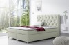 Modernes Boxspringbett in Beige mit elegantem Kristalldesign am hohen Kopfteil.