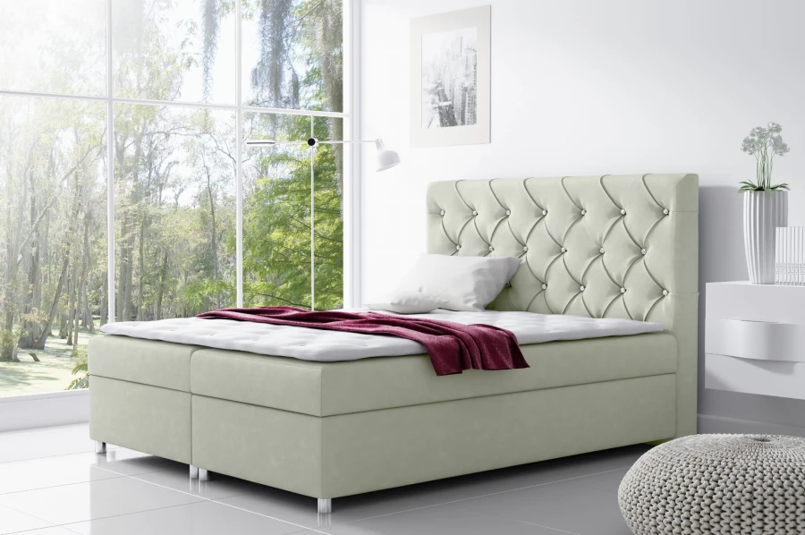 Modernes Boxspringbett in Beige mit elegantem Kristalldesign am hohen Kopfteil.