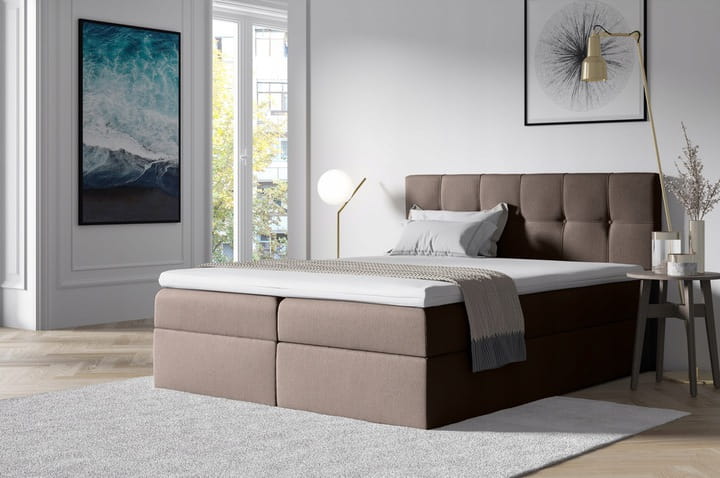 Braunes Boxspringbett mit quadratischer Steppung im minimalistischen Design.