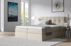 Beiges Boxspringbett mit modernem gestepptem Kopfteil und weißem Topper.