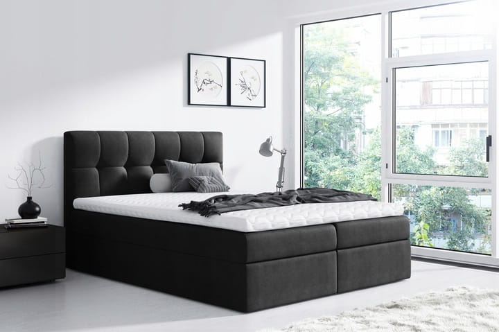 Elegantes schwarzes Boxspringbett mit hohem Kopfteil für ein modernes Ambiente.