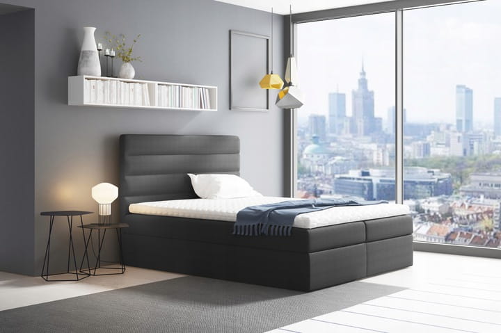 Schwarzes Boxspringbett in einem modernen Schlafzimmer mit beeindruckendem Blick auf die Skyline.